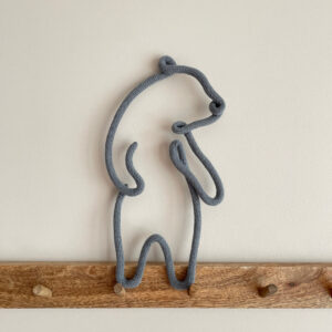 Dekoracja ze sznurka w kształcie niedźwiadka do ozdoby pokoju dziecka.